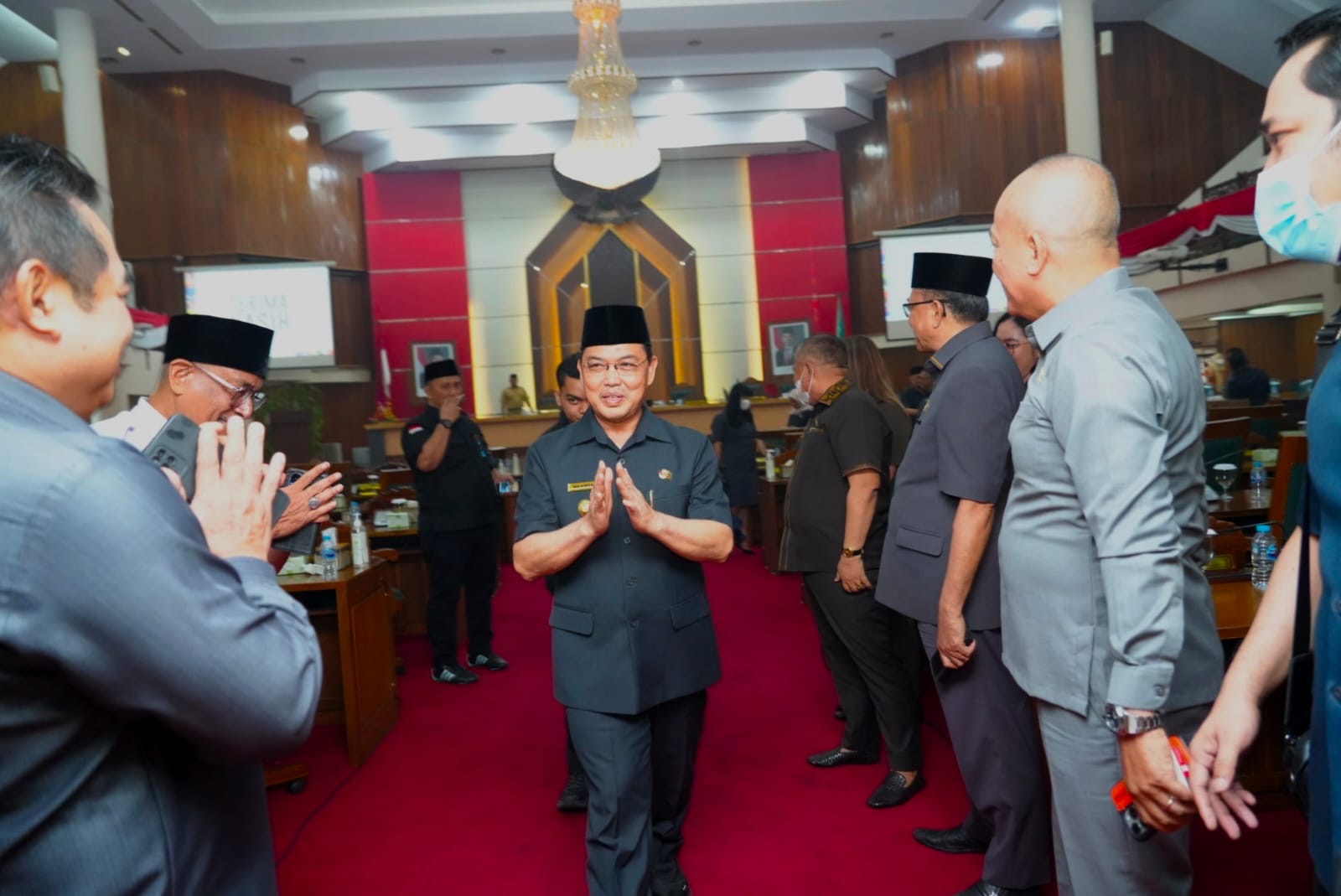 Gubernur Kalbar Ria Norsan menyapa jajaran pimpinan dan anggota DPRD Kalbar usai rapat paripurna penyampaian Nota Penjelasan Gubernur terhadap Rancangan APBD Perubahan Tahun Anggaran 2026 di Gedung DPRD Kalbar, Senin (7/9/2026). Foto: Istimewa