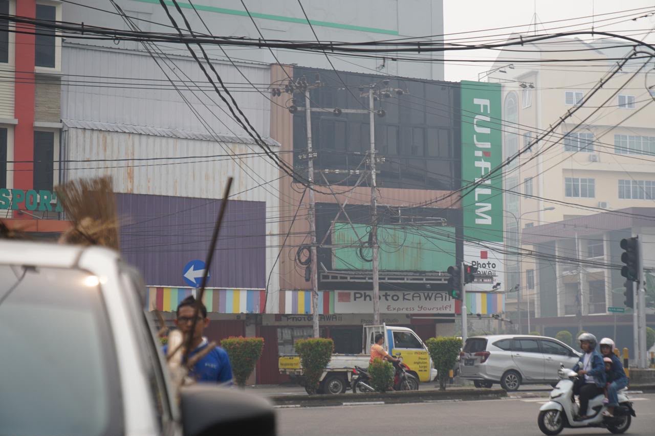 Kabel berjuntai tampak semrawut dan saling bertumpuk di salah satu ruas jalan Kota Pontianak. Kondisi ini menjadi perhatian Pemkot Pontianak yang mulai menata jaringan utilitas dan menyiapkan konsep ducting bawah tanah. Foto: Istimewa