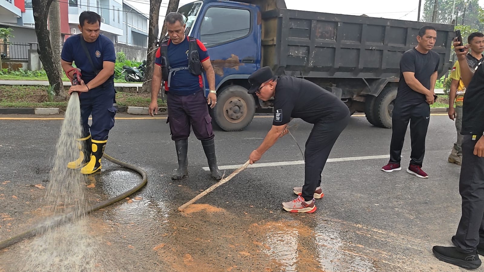 Bupati Kubu Raya Sujiwo turun langsung memantau pembersihan tanah yang mengotori Jalan Arteri Supadio, Jumat (23/10/2026), menyusul keluhan warga terkait aktivitas penimbunan lahan di kawasan tersebut. Foto: Istimewa