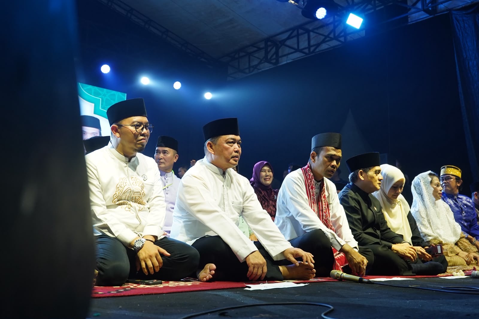 Gubernur Kalbar Ria Norsan mendampingi Ustaz Abdul Somad (UAS) dalam kegiatan tabligh akbar yang digelar di Stadion Kridasana, Kota Singkawang, Jumat (2/10/2026) malam. Foto: Istimewa