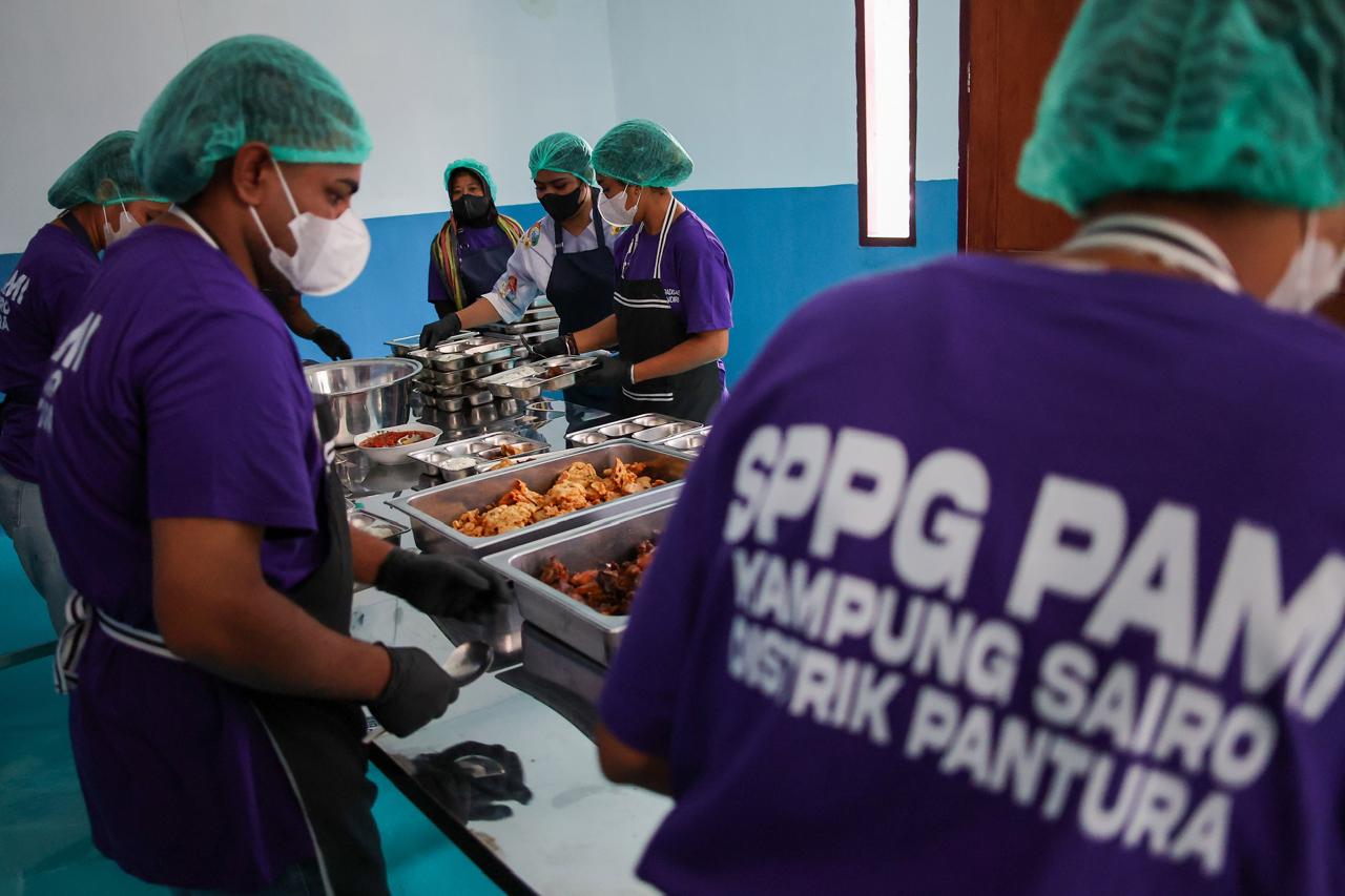 Petugas menyiapkan menu program MBG saat peluncuran dapur SPPG di Kampung Sairo, Manokwari, Papua Barat, Jumat (2/10/2026). BGN mengaktifkan SPPG 3T untuk memperluas jangkauan Program MBG ke daerah tertinggal, terdepan, dan terluar (3T) sekaligus menangani daerah dengan tingkat prevalensi stunting tinggi. Foto: ANTARA
