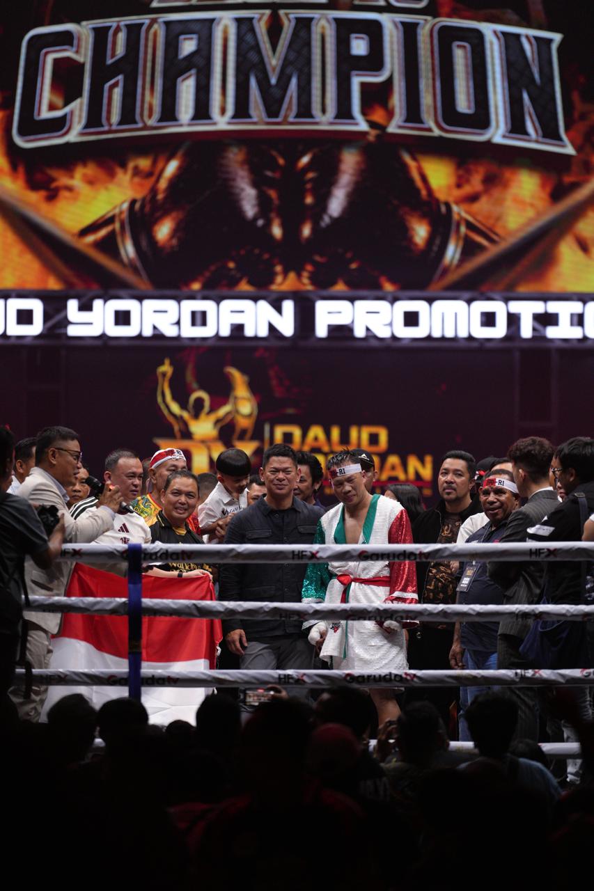 Gubernur Kalimantan Barat Ria Norsan dan Ketua Komite Olimpiade Indonesia (KOI), Raja Sapta Oktohari, turut hadir bersama Daud Yordan dan tim di atas ring dalam ajang Back to Champion 2026 di GOR Terpadu Pontianak, Sabtu (10/10/2026) malam. Foto: Akcaya