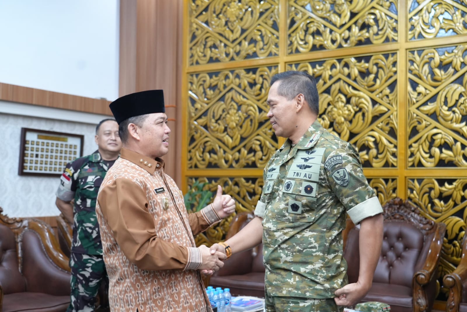 Gubernur Kalimantan Barat Ria Norsan berjabat tangan dengan Danlanud Supadio Marsma TNI Sidik Setiyono saat kunjungan pamit di Kantor Gubernur Kalbar, Pontianak, Jumat (9/10/2026). Foto: Istimewa