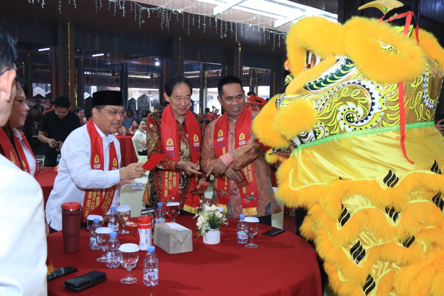Gubernur Kalimantan Barat Ria Norsan bersama pengurus MATAKIN Kalbar menyaksikan atraksi barongsai dalam peringatan Hari Lahir Nabi Kongzi 2577 Tahun 2026 di Pendopo Gubernur Kalbar, Pontianak, Rabu (7/10/2026). foto: Istimewa
