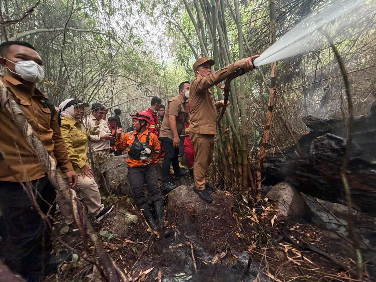 Gubernur Kalimantan Barat Ria Norsan bersama tim gabungan melakukan pemadaman di kawasan kebakaran hutan dan lahan (karhutla). Foto: Istimewa