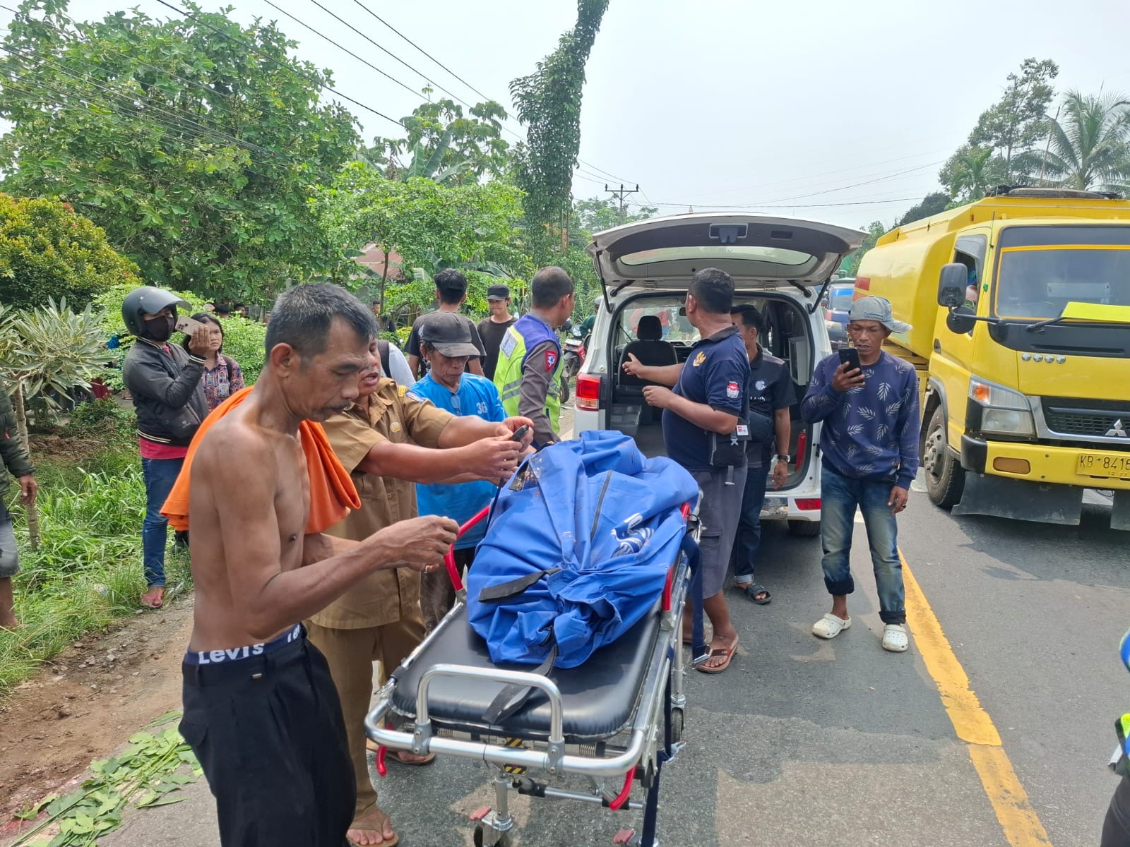 Warga dan petugas mengevakuasi FR (16), korban kecelakaan lalu lintas di Jalan Raya Trans Kalimantan, Kubu Raya. Foto: Istimewa