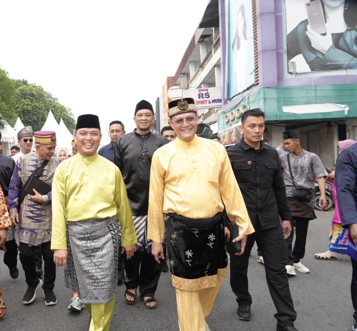 Gubernur Kalimantan Barat Ria Norsan bersama anggota DPD RI perwakilan Kalimantan Barat, Syarif Melvin Alkadrie, mengikuti Pawai Budaya Melayu Borneo dalam rangka Hari Jadi ke-255 Kota Pontianak, Minggu (25/10/2026). Foto: Istimewa