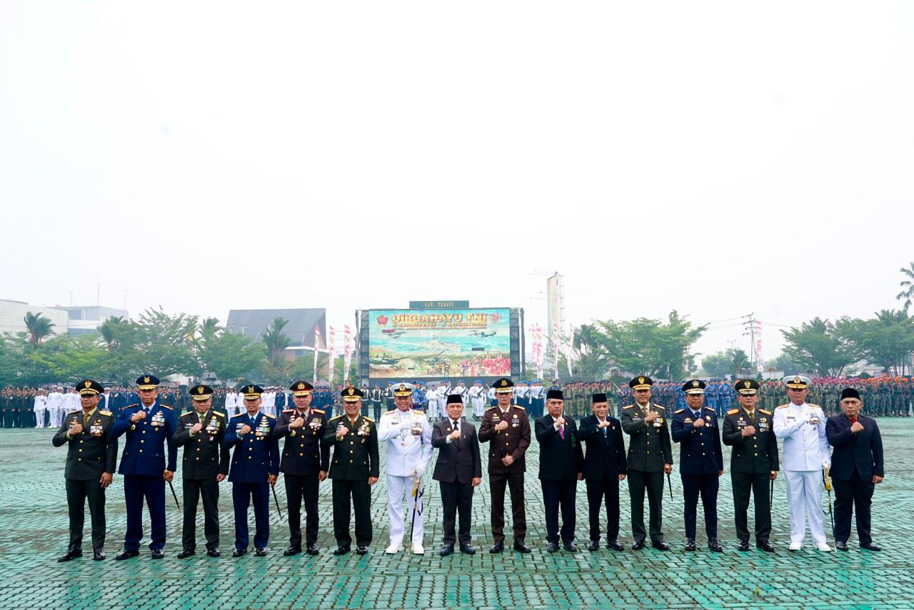 Gubernur Kalimantan Barat Ria Norsan bersama jajaran TNI, Polri, dan Forkopimda berfoto bersama usai Apel Besar HUT ke-81 TNI di Makodam XII/Tanjungpura, Kubu Raya, Senin (5/10/2026). Foto: Istimewa
