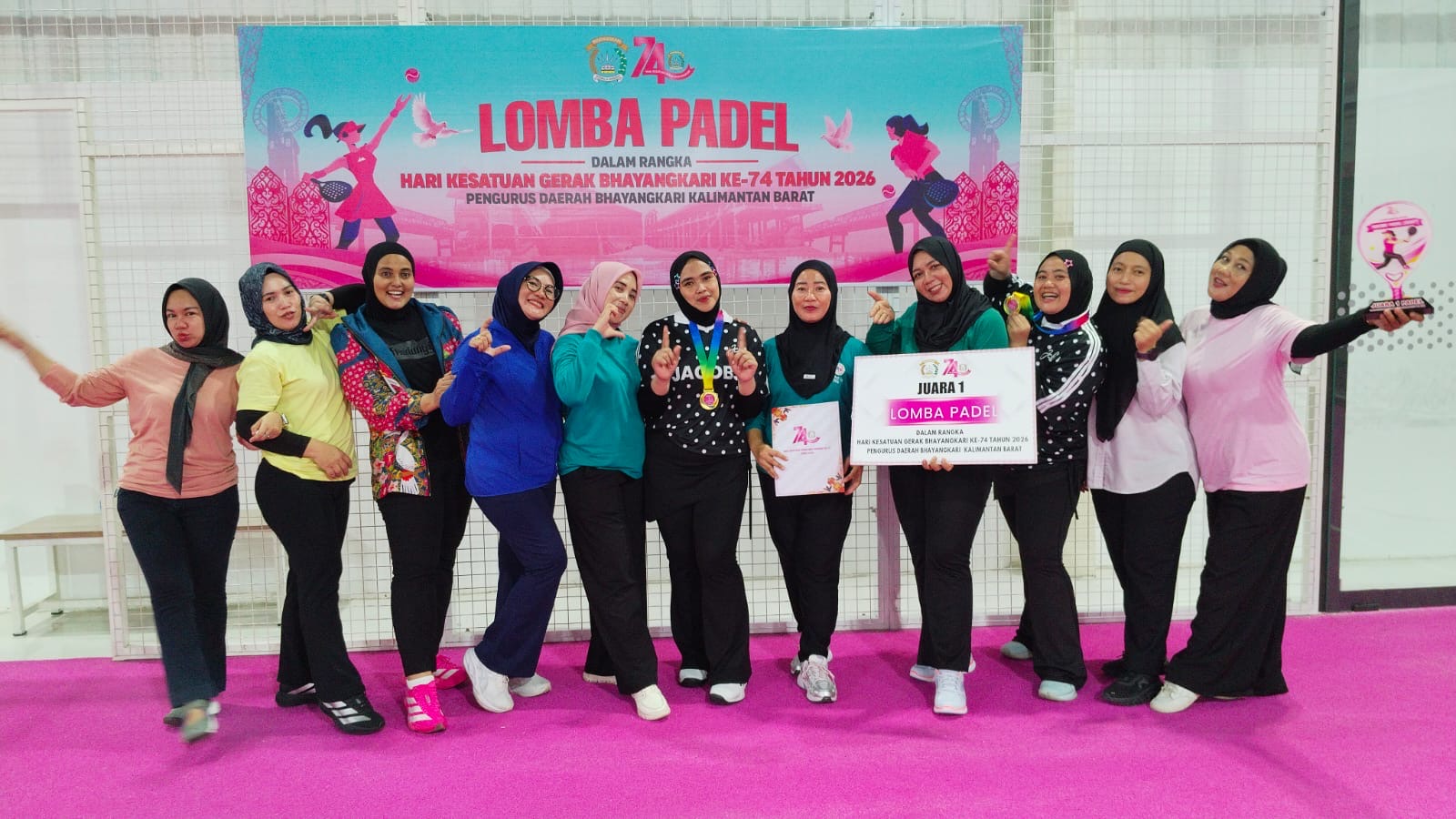 Bhayangkari Polres Kubu Raya berpose bersama usai meraih juara pertama lomba padel dalam rangka Hari Kesatuan Gerak (HKG) Bhayangkari ke-74 Tahun 2026 yang digelar Pengurus Daerah Bhayangkari Kalimantan Barat. Foto: Istimewa