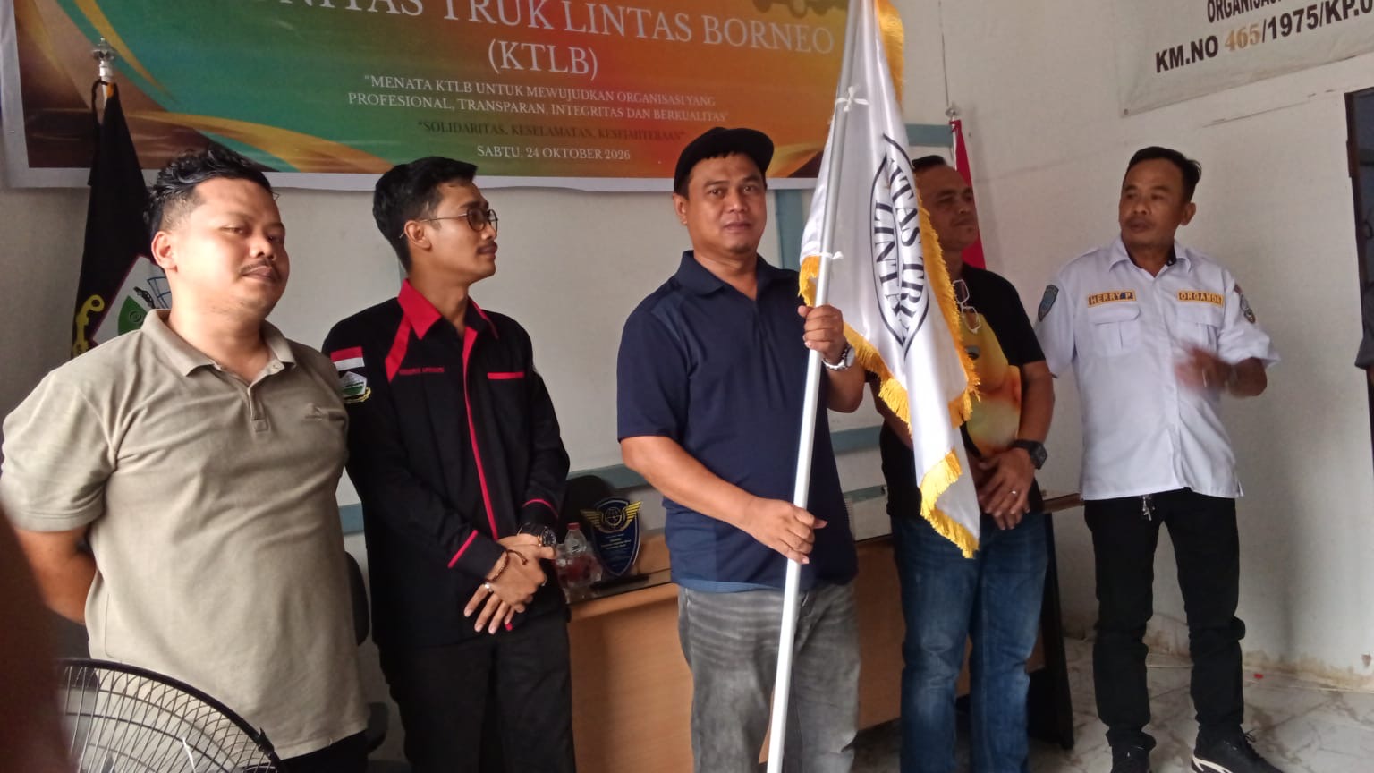 Ketua KTLB Dafrizal menerima bendera pataka organisasi usai terpilih sebagai Ketua Komunitas Truk Lintas Borneo (KTLB) masa bakti 2026–2031 dalam Musyawarah I KTLB di Aula Kantor DPD Organda Kalbar, Pontianak, Sabtu (24/10/2026). Foto: Akcaya