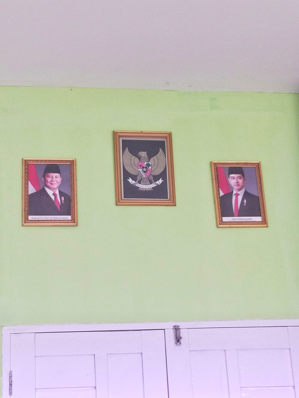 Gambar Prabowo dan Gibran di ruangan dosen di salah satu universitas di Pontianak