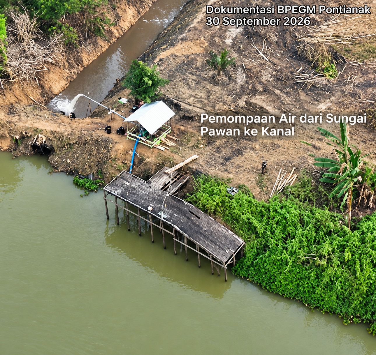 Petugas melakukan pemompaan air dari Sungai Pawan ke jaringan kanal untuk membasahi lahan gambut terdampak karhutla di Kabupaten Ketapang. Di lokasi pompa pendorong juga dibangun dua embung untuk mendukung ketersediaan air. Foto: Istimewa