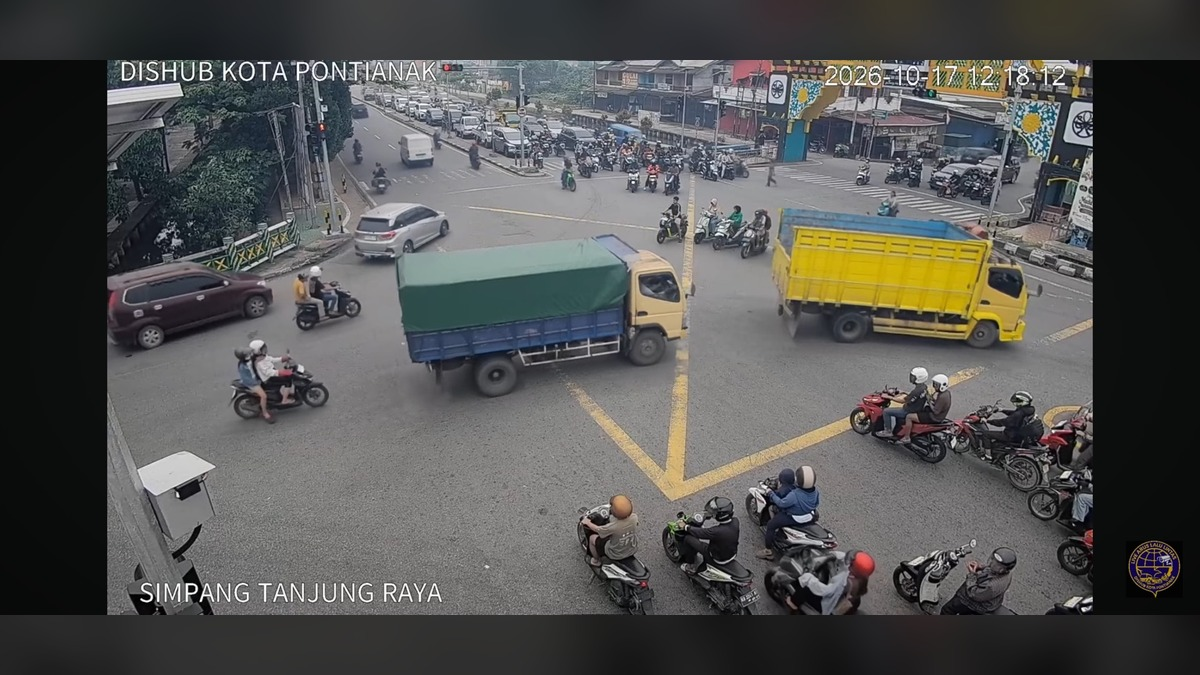 Simpang Tanjung Raya, Pontianak Timur, menjadi salah satu titik penting arus lalu lintas di Kota Pontianak. Persimpangan ini menghubungkan sejumlah ruas jalan utama dan menjadi jalur mobilitas masyarakat setiap hari. Foto: CCTV Pengawas Dishub Pontianak