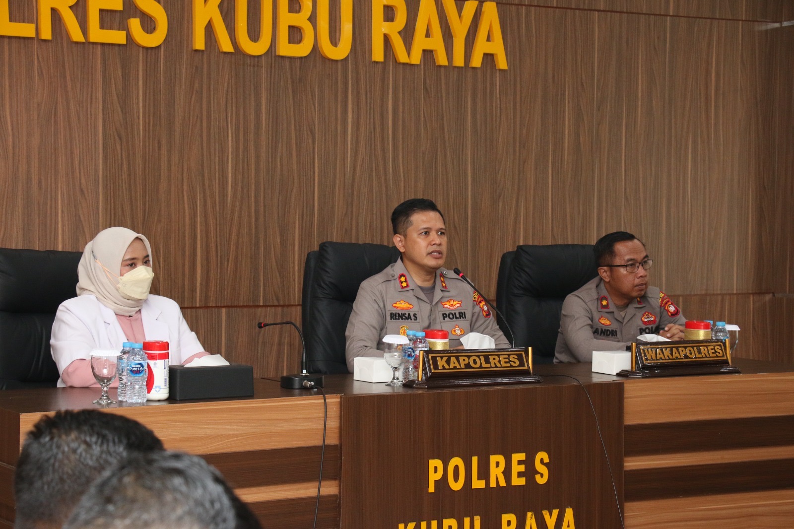 Kapolres Kubu Raya AKBP Rensa S. Aktadivia bersama Wakapolres Kompol Andri Syahroni membuk penyuluhan kesehatan bagi personel di Aula Mapolres Kubu Raya, Rabu (7/10/2026). Foto: Istimewa