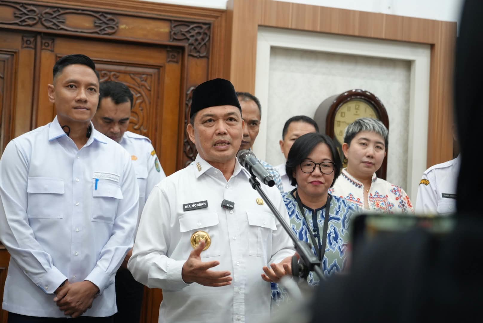 Gubernur Kalbar, Ria Norsan memberikan keterangan kepada wartawan usai pertemuan dengan jajaran Pertamina dan PLN. Foto: Istimewa