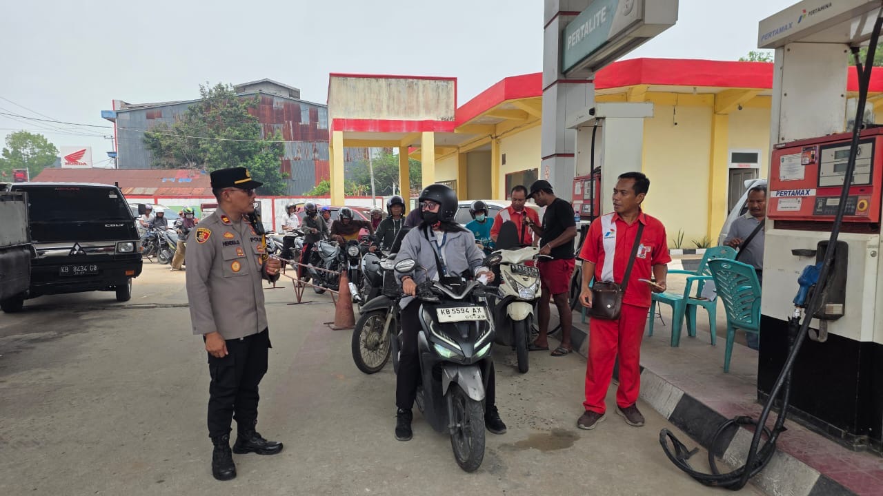 Kapolsek Delta Pawan IPTU Hendra Gunawan mengimbau pengendara wajib memakai helm saat mengisi BBM di SPBU wilayah Delta Pawan, Ketapang. Foto: Istimewa