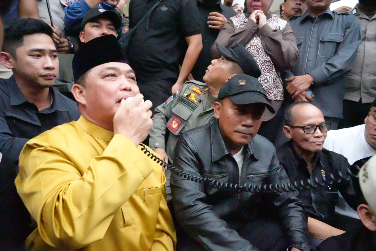 Gubernur Kalimantan Barat Ria Norsan berdialog dengan mahasiswa saat aksi unjuk rasa di depan Gedung DPRD Kalbar, Jumat (23/10). Dialog tersebut membahas sejumlah persoalan daerah, mulai dari penanganan karhutla, ketersediaan BBM, hingga pemadaman listrik. Foto: Istimewa