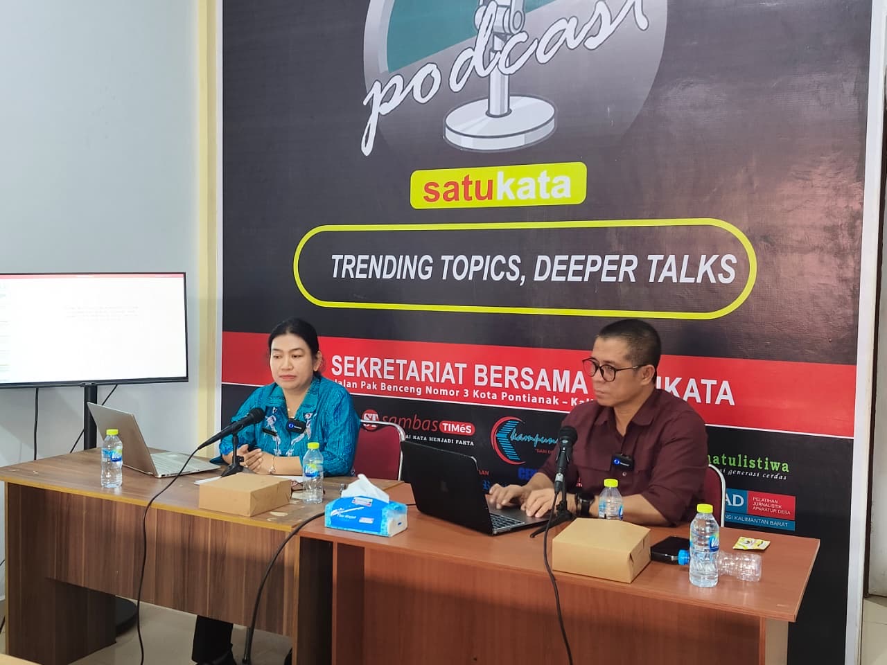 Praktisi ekonomi Kalbar Muhammad Fahmi bersama Ketua Tim Kerja Penanaman Modal Provinsi Kalbar Teresia Widi Adis saat menjadi narasumber dalam FGD bertema Kolaborasi Publik Mendorong Investasi Inklusif dan Berkelanjutan di Kalbar di Sekber Satu Kata, Pontianak, Kamis (8/10/2026). Foto: Istimewa