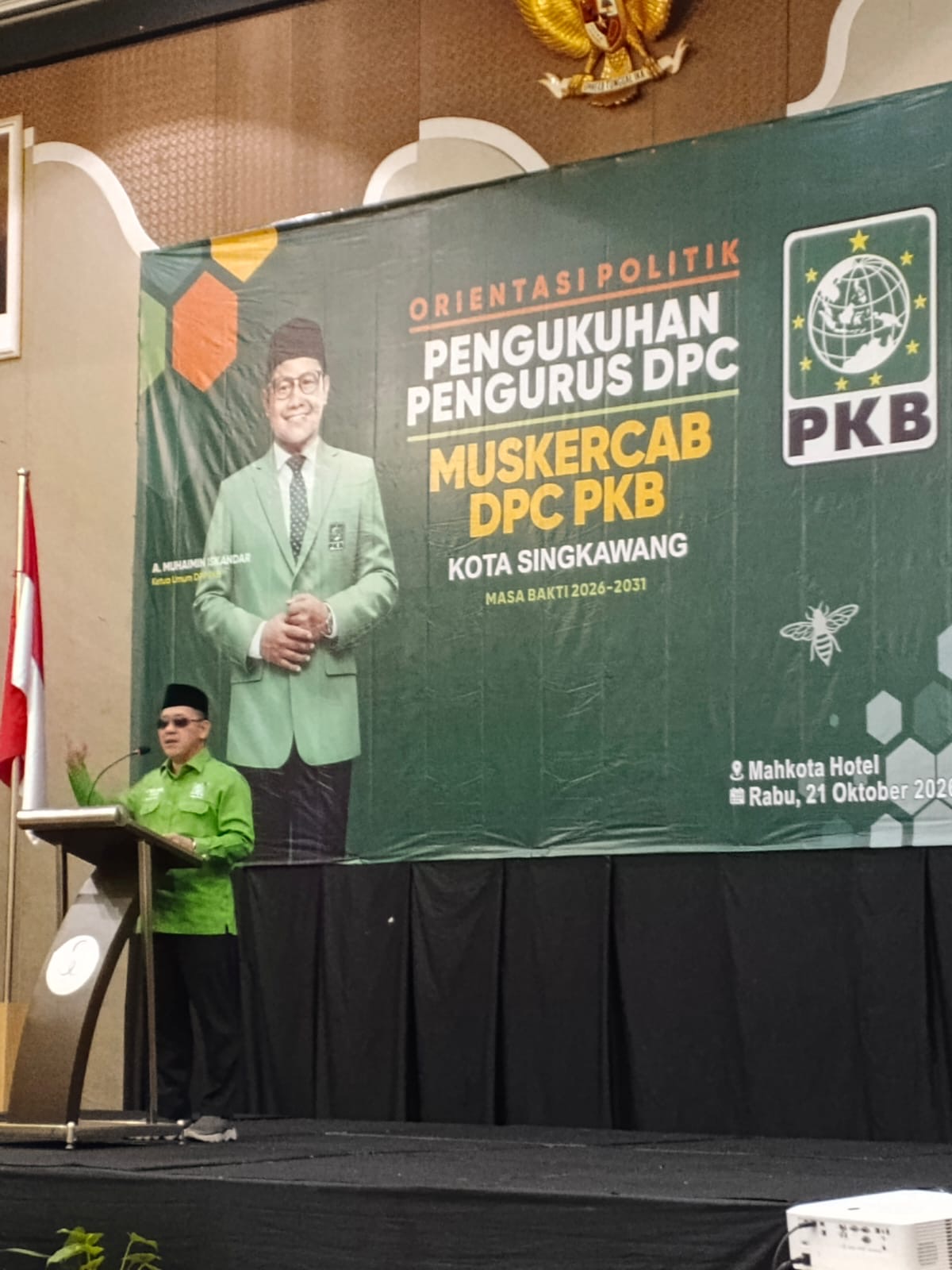 Ketua DPW PKB Kalimantan Barat, Mulyadi Tawik, menyampaikan arahan kepada pengurus DPC PKB Kota Singkawang dalam kegiatan pengukuhan kepengurusan masa bakti 2026–2031 di Hotel Mahkota Singkawang, Rabu (21/10/2026). Foto: Istimewa
