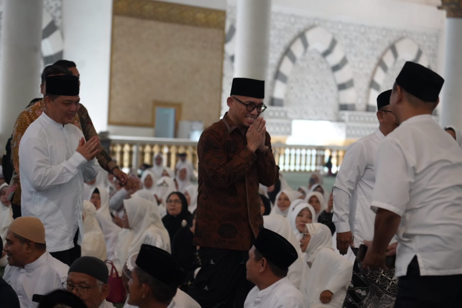 Wakil Menteri Haji dan Umrah Dahnil Anzar Simanjuntak menyapa jemaah saat menghadiri Pengajian Akbar Jemaah Haji Kalimantan Barat di Masjid Raya Mujahidin, Pontianak, Jumat (9/10/2026). Foto: Akcaya
