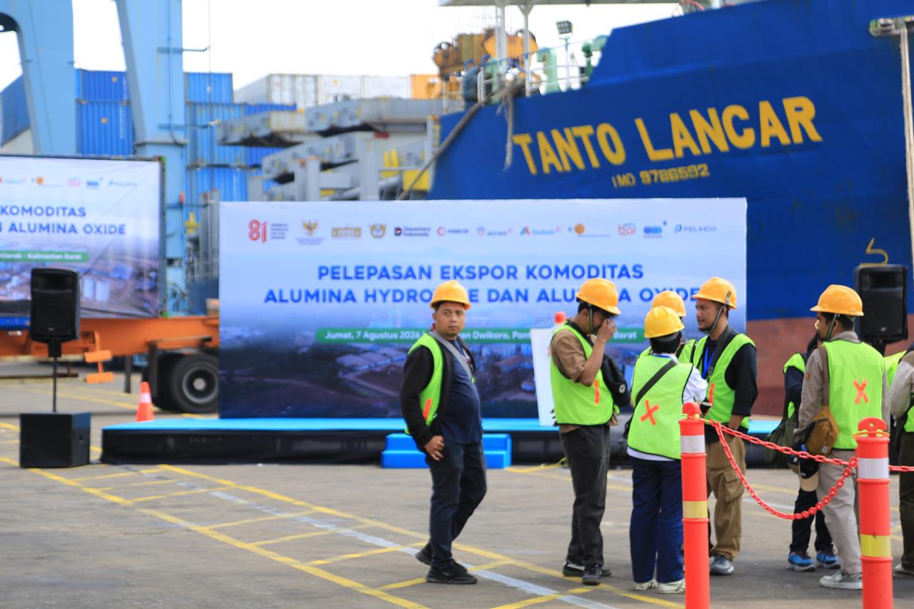 Aktivitas di Pelabuhan Dwikora Pontianak saat pelepasan ekspor perdana komoditas alumina hidroksida dan alumina oksida, Jumat (7/8/2026). Ekspor ini menjadi bagian dari upaya memperluas pasar komoditas industri Kalimantan Barat ke pasar internasional. Foto: Akcaya