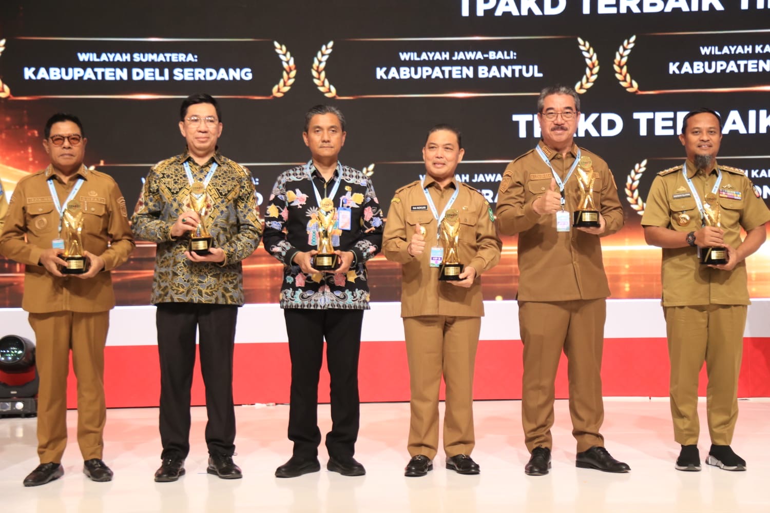 ubernur Kalimantan Barat, Ria Norsan, bersama penerima penghargaan berfoto pada acara TPAKD Award 2026 dalam Rakornas TPAKD di Jakarta, Kamis (22/10/2026). Pemprov Kalbar meraih penghargaan sebagai TPAKD Terbaik Tingkat Provinsi Wilayah Kalimantan. Foto: Istimewa