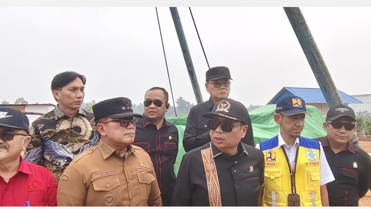 Bupati Kubu Raya Sujiwo bersama Ketua Komisi V DPR RI Lasarus meninjau pembangunan Instalasi Pengolahan Air (IPA) di Desa Arang Limbung, Kecamatan Sungai Raya, Senin (19/10/2026). Foto: Istimewa