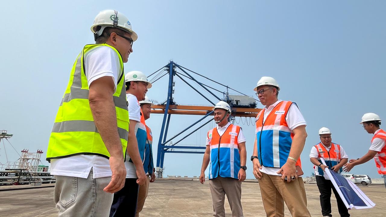 General Manager PT Pelindo Regional 2 Pontianak, Dewa Cipta Hadi (kedua dari kanan) berbincang dengan jajaran manajemen saat meninjau fasilitas dan aktivitas operasional Pelabuhan Kijing, Kabupaten Mempawah, Kalimantan Barat. Foto: Akcaya
