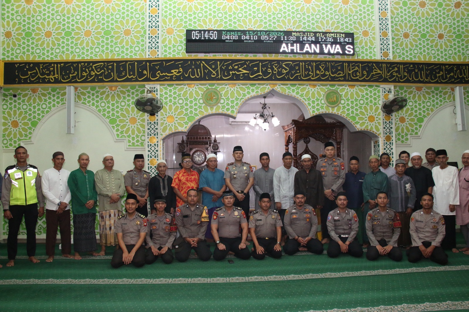 Kapolres Kubu Raya AKBP Rensa S. Aktadivia bersama jajaran kepolisian dan jamaah berfoto bersama usai kegiatan Subuh Keliling di Masjid Al Amien, Kecamatan Sungai Raya, Kabupaten Kubu Raya, Jumat (16/10/2026). Foto: Istimewa