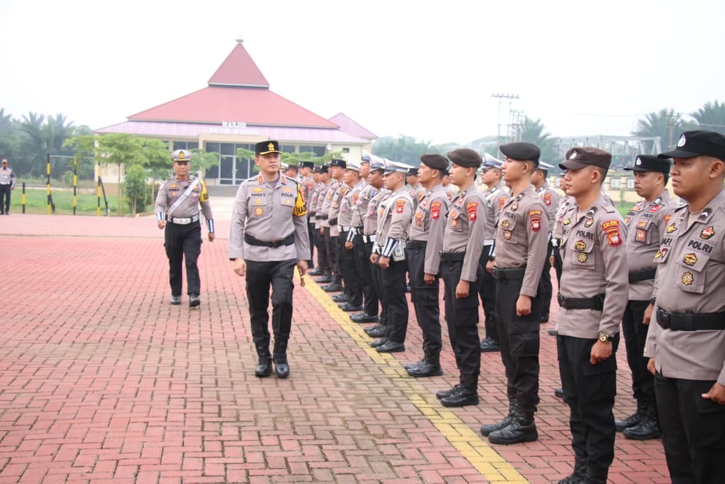 Kapolres Kubu Raya AKBP Rensa S. Aktadivia memeriksa kesiapan personel saat apel Operasi Patuh Kapuas 2026 di Lapangan Apel Polres Kubu Raya, Desa Durian, Kecamatan Sungai Ambawang, Senin (26/10/2026). Foto: Istimewa