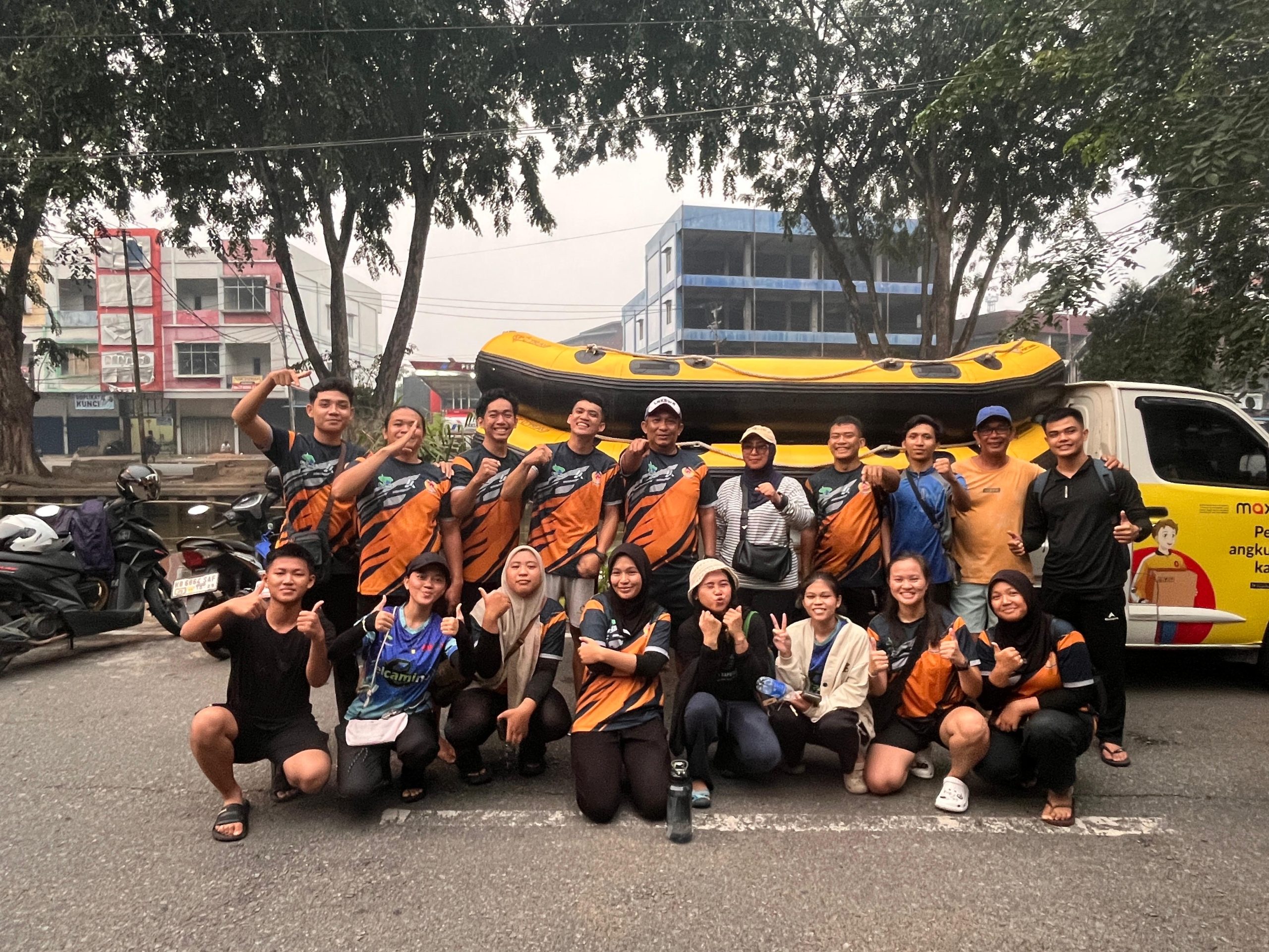 Atlet arung jeram FAJI Kota Pontianak berfoto bersama usai latihan, Selasa (6/10/2026). Sebanyak 14 atlet, terdiri dari tujuh putra dan tujuh putri, dipersiapkan menghadapi Porprov Kalbar 2026 setelah menjalani latihan rutin sejak Mei. Foto: Istimewa