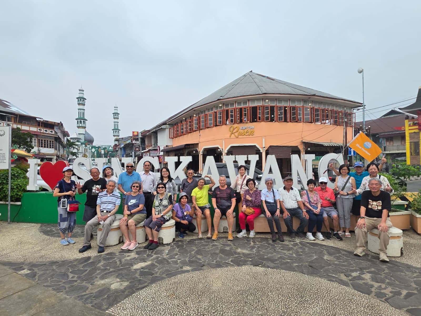 Rombongan wisatawan senior asal Singapura berfoto bersama di kawasan wisata Singkawang, Kalimantan Barat, dalam kunjungan pada 3–7 Oktober 2026. Kunjungan 27 wisatawan tersebut menjadi bagian dari upaya memperkenalkan potensi wisata budaya dan kuliner Kalbar kepada pasar internasional. Foto: Istimewa
