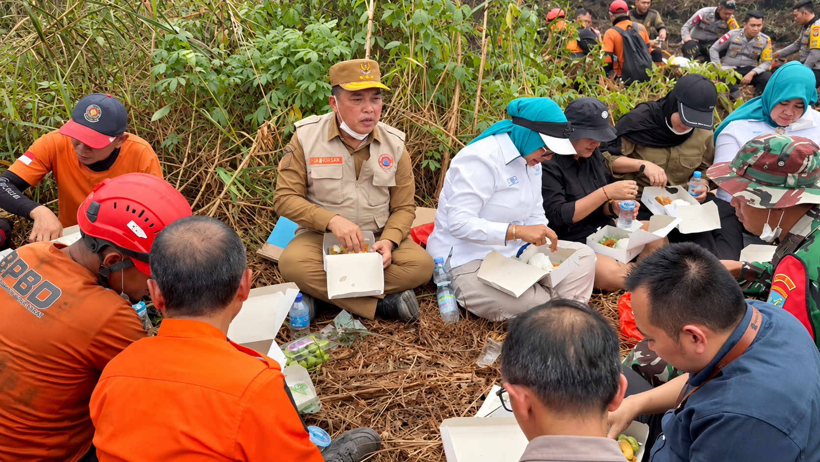 Gubernur Kalimantan Barat Ria Norsan bersama personel Satgas dan relawan saat beristirahat di sela penanganan kebakaran hutan dan lahan (karhutla) di Kalbar. Sinergi lintas instansi dan partisipasi masyarakat menjadi bagian penting dalam upaya mengendalikan karhutla. Foto: Istimewa