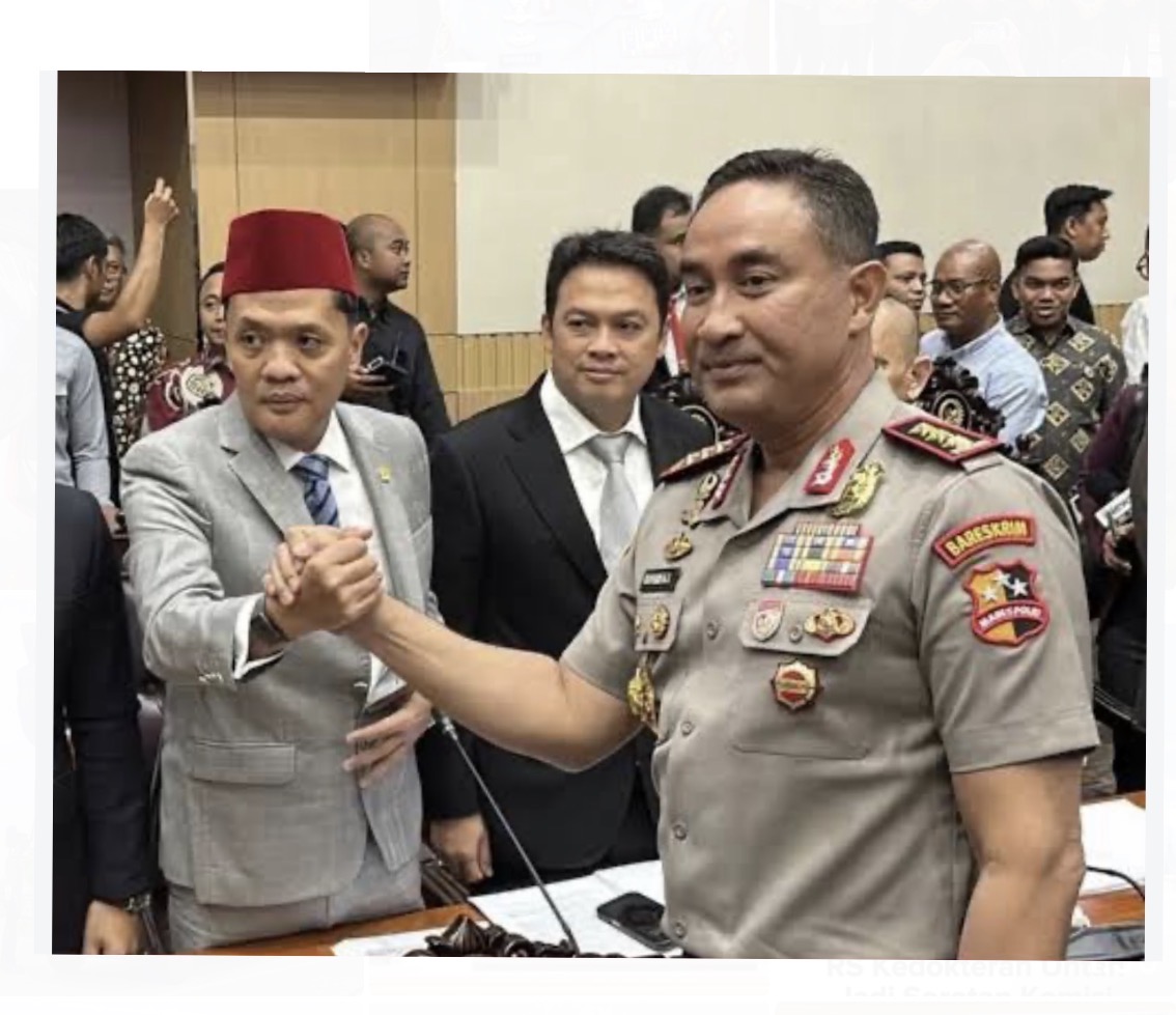 Komjen Pol Suyudi Ario Seto berjabat tangan dengan pimpinan Komisi III DPR RI Habiburokhman usai menjalani uji kelayakan dan kepatutan sebagai calon Kapolri di Gedung DPR RI, Jakarta. DPR kemudian menyetujui Suyudi sebagai Kapolri menggantikan Jenderal Pol Listyo Sigit Prabowo, Kamis (1/10/2026). Foto: Istimewa