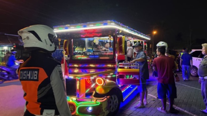 Petugas gabungan Dishub Kota Singkawang melakukan penertiban kendaraan wisata keliling roda tiga atau odong-odong yang masih beroperasi. Kebijakan pelarangan odong-odong roda tiga mulai berlaku 1 Oktober 2026. Foto: Istimewa