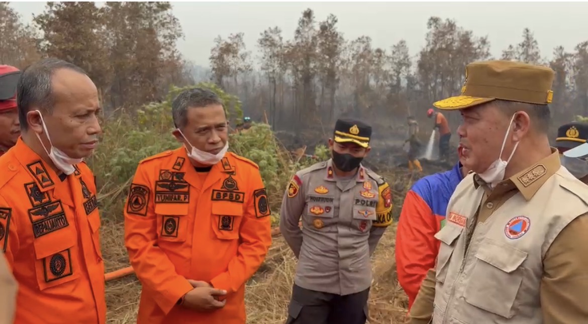 Gubernur Kalbar, Ria Norsan bersama petugas BPBD dan aparat kepolisian meninjau lokasi kebakaran hutan dan lahan (karhutla) di Kalimantan Barat untuk memantau kondisi dan mendukung upaya penanganan kebakaran. Foto: Istimewa
