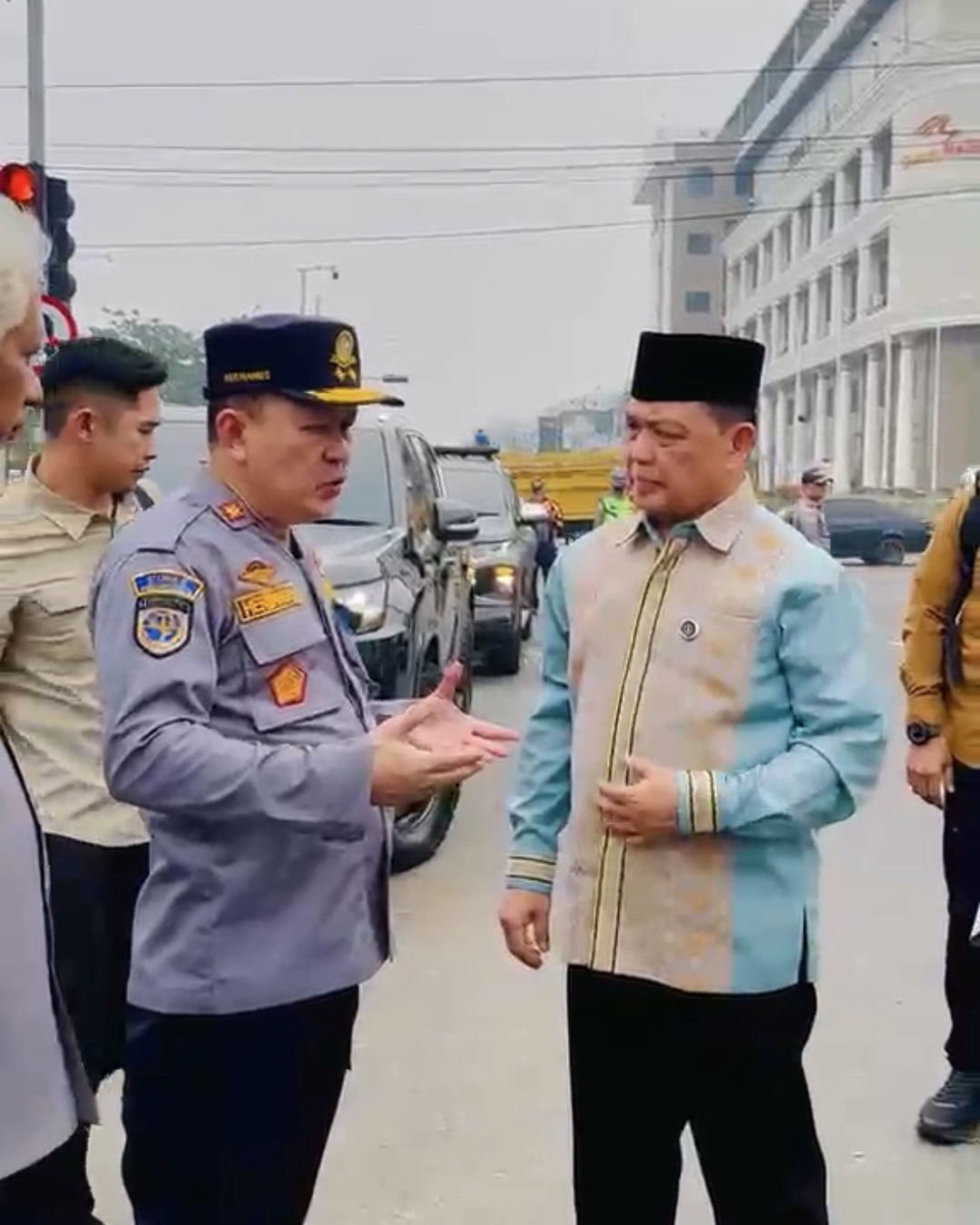 Gubernur Kalimantan Barat Ria Norsan berdiskusi dengan Kadishub Kalbar, Hermanus saat meninjau pengaturan lalu lintas di kawasan Jembatan Kapuas I, Pontianak, Kamis (15/10/2026). Foto: Akcaya