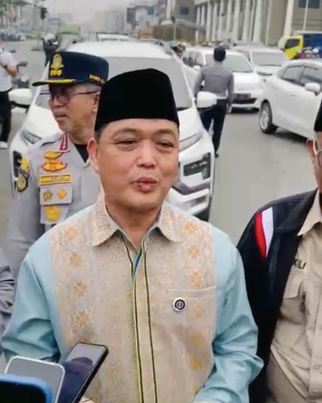Gubernur Kalimantan Barat Ria Norsan memberikan keterangan kepada awak media saat meninjau pengaturan lalu lintas di kawasan Jembatan Kapuas I, Pontianak, Kamis (15/10/2026). Foto: Istimewa