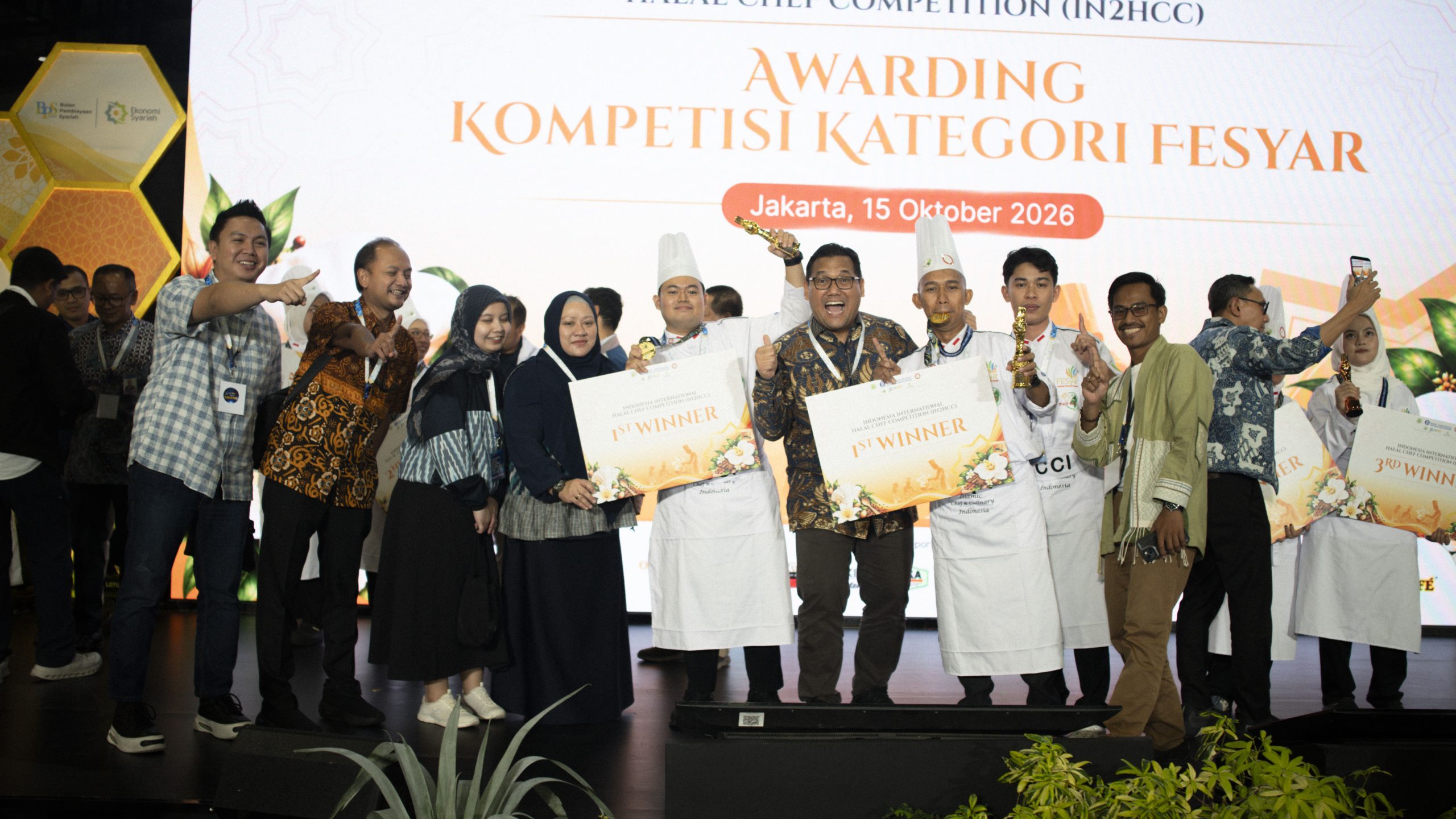Dua perwakilan Kalimantan Barat berfoto bersama usai meraih Juara I dalam Indonesia International Halal Chef Competition (IN2HCC) pada ajang ISEF 2026 di Jakarta, 15 Oktober 2026. Foto: Istimewa