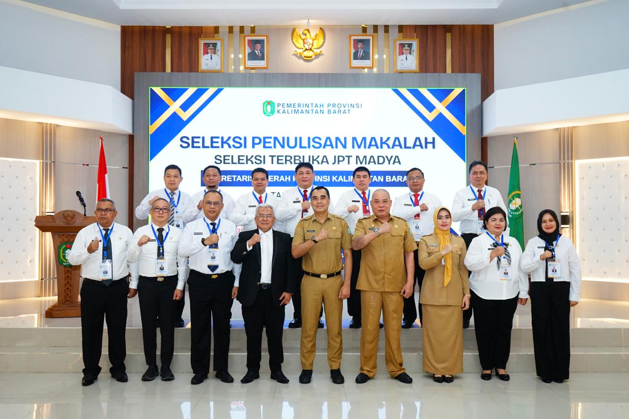 Penjabat Sekda Kalbar Hendra bersama peserta seleksi terbuka Jabatan Pimpinan Tinggi Madya Sekda Kalbar berfoto bersama saat tahapan seleksi penulisan makalah di Pontianak, Senin (26/10/2026). Foto : Istimewa