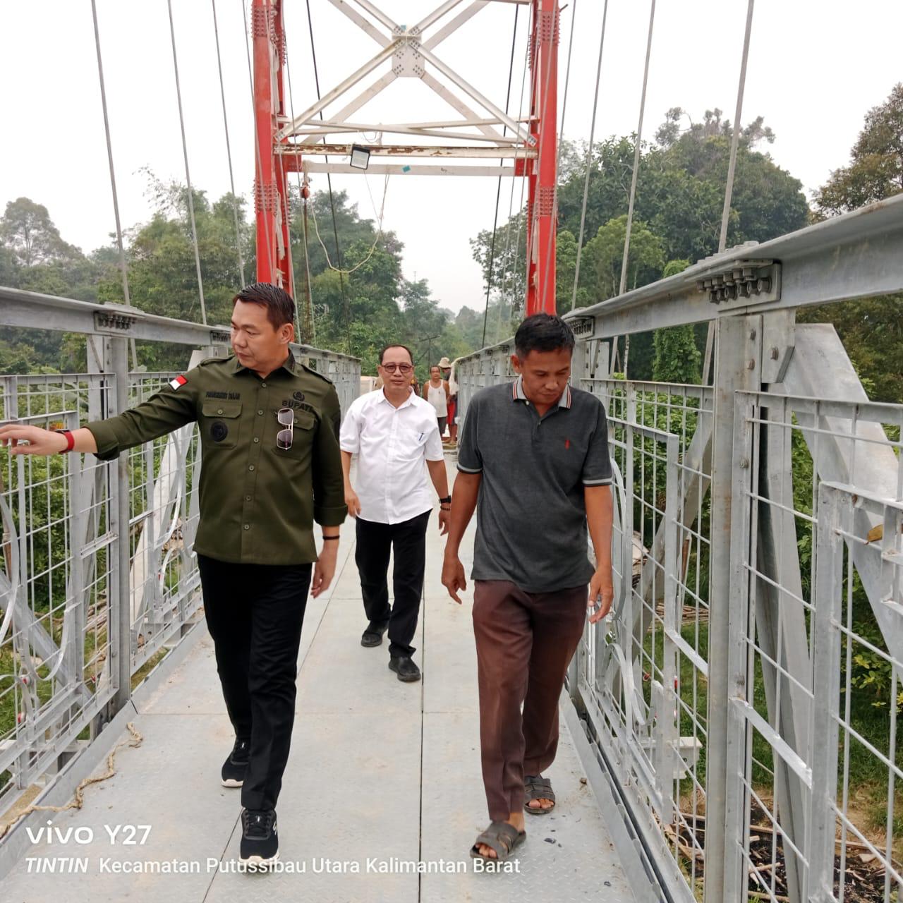 Bupati Kapuas Hulu Fransiskus Diaan meninjau progres pembangunan jembatan gantung di Desa Tanjung Karang, Kecamatan Putussibau Utara, Rabu (7/10/2026). Jembatan tersebut kini memasuki tahap akhir dan segera digunakan untuk mendukung mobilitas warga. Foto: Istimewa