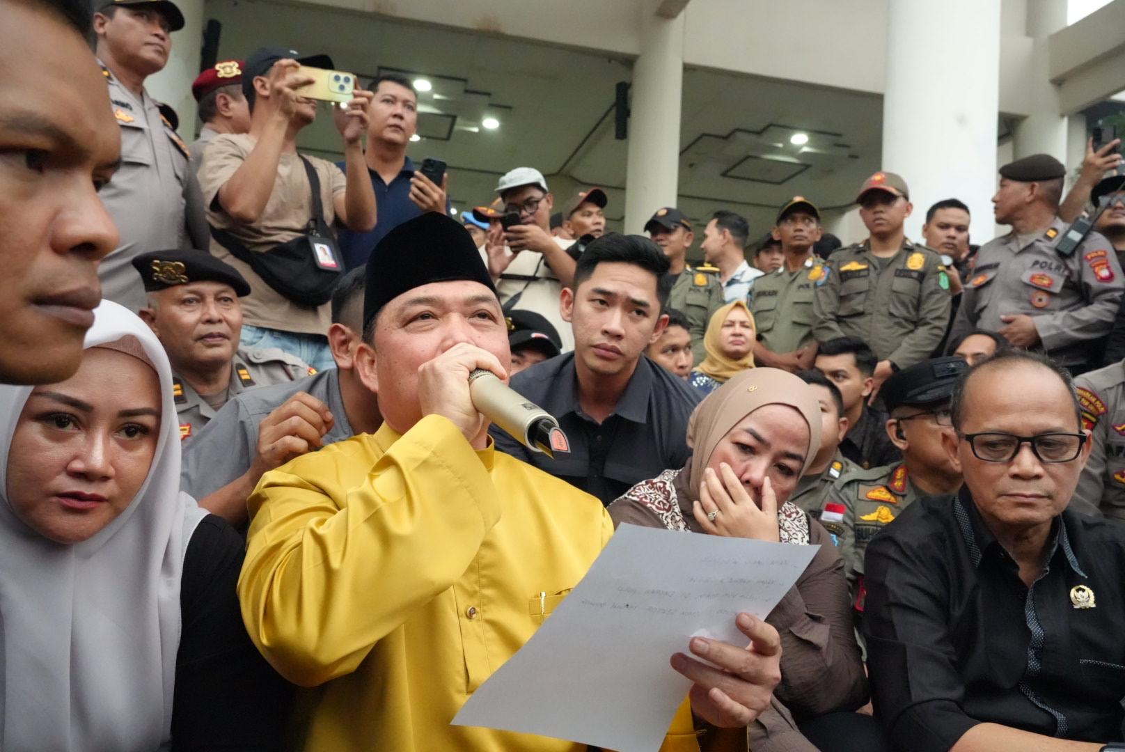 Gubernur Kalimantan Barat Ria Norsan menyampaikan aspirasi mahasiswa saat berdialog di Gedung DPRD Provinsi Kalimantan Barat, Pontianak, Jumat (23/10/2026). Foto: Istimewa