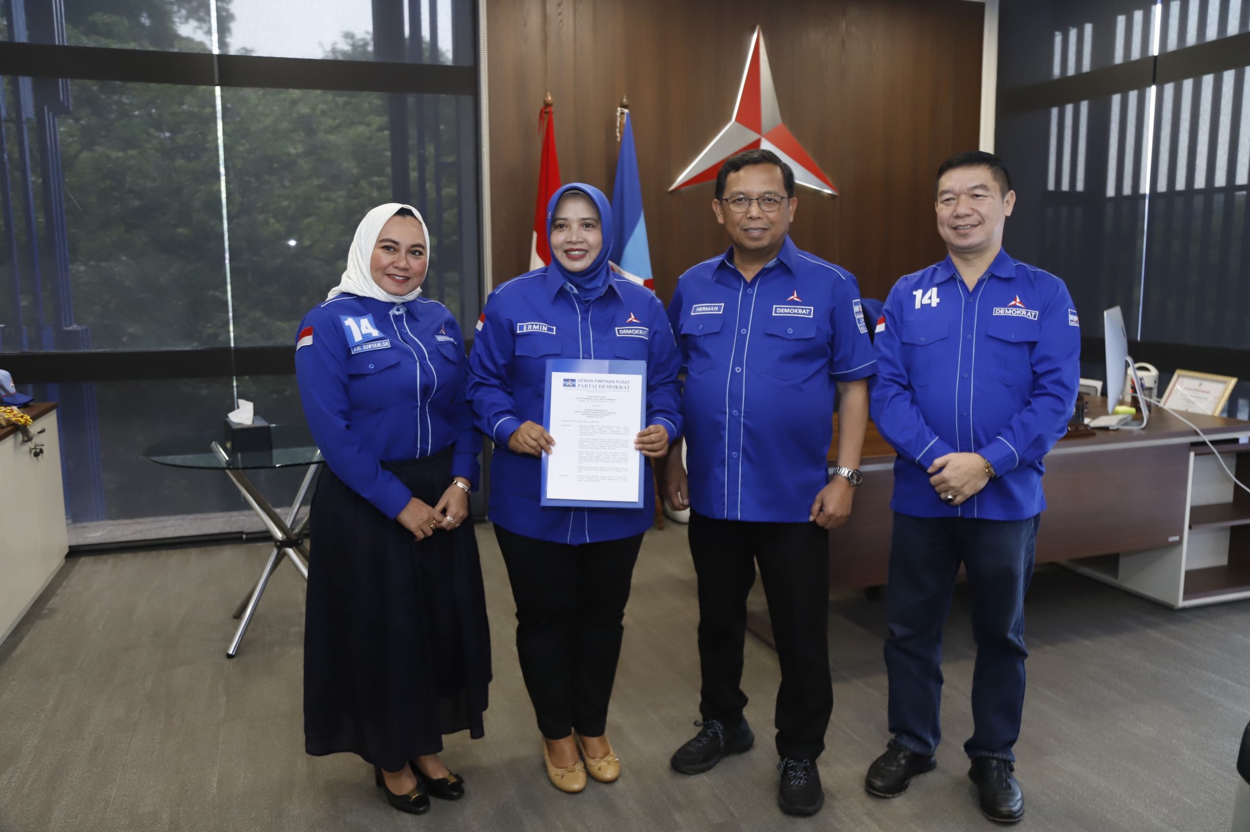 Ketua DPD Partai Demokrat Kalimantan Barat, Ermin Elviani (kedua dari kiri), menerima SK kepengurusan periode 2026–2031 dari Sekjen DPP Partai Demokrat, Herman Khaeron (kedua dari kanan), didampingi jajaran pengurus, Rabu (21/10/2026). Foto: Istimewa