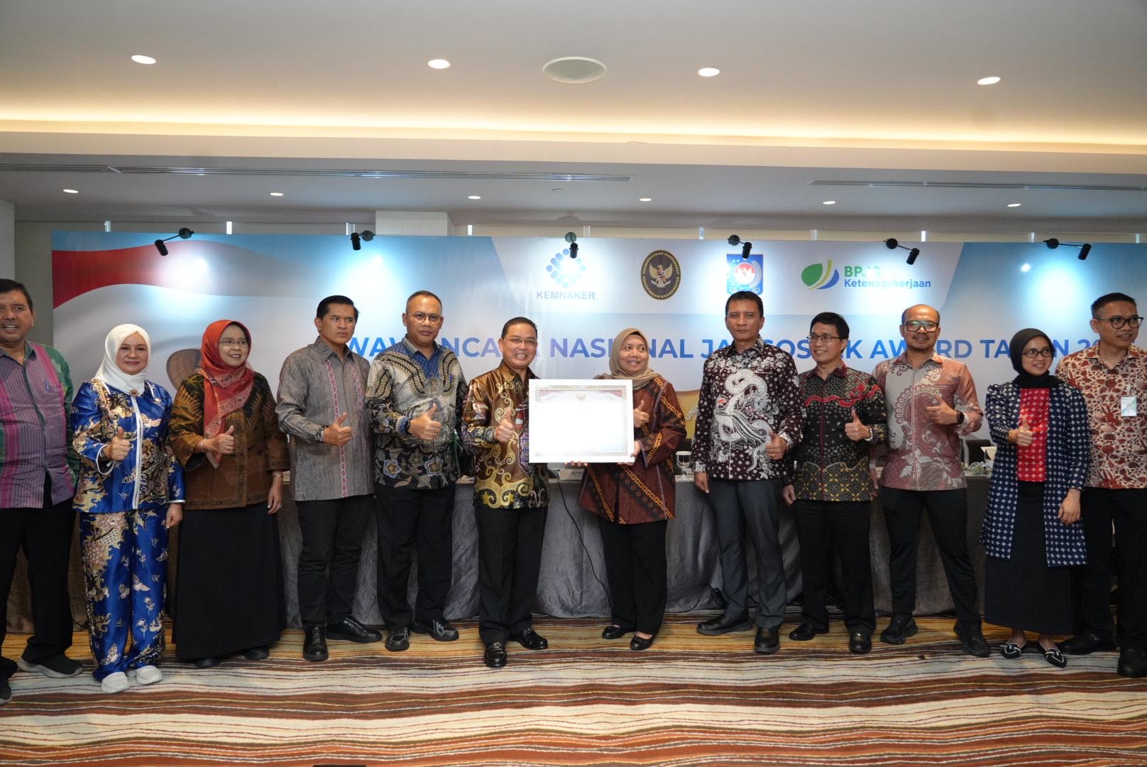 Gubernur Kalimantan Barat Ria Norsan berfoto bersama jajaran penyelenggara dan peserta usai mengikuti Wawancara Nasional Jaminan Sosial Ketenagakerjaan (Jamsostek Award) 2026 di Jakarta, Rabu (14/10/2026). Foto: Istimewa