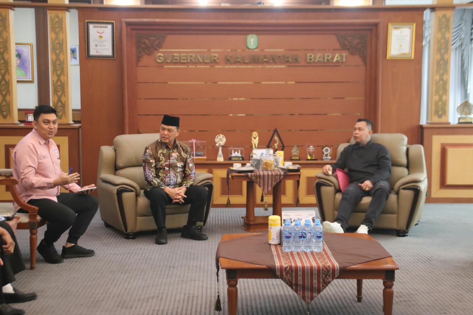 Gubernur Kalimantan Barat, Ria Norsan didampingi Plt Kepala Dinas Pendidikan dan Kebudayaan Kalbar, Syarif Faisal Indahmawan menerima audiensi di Kantor Gubernur Kalbar. Foto: Istimewa