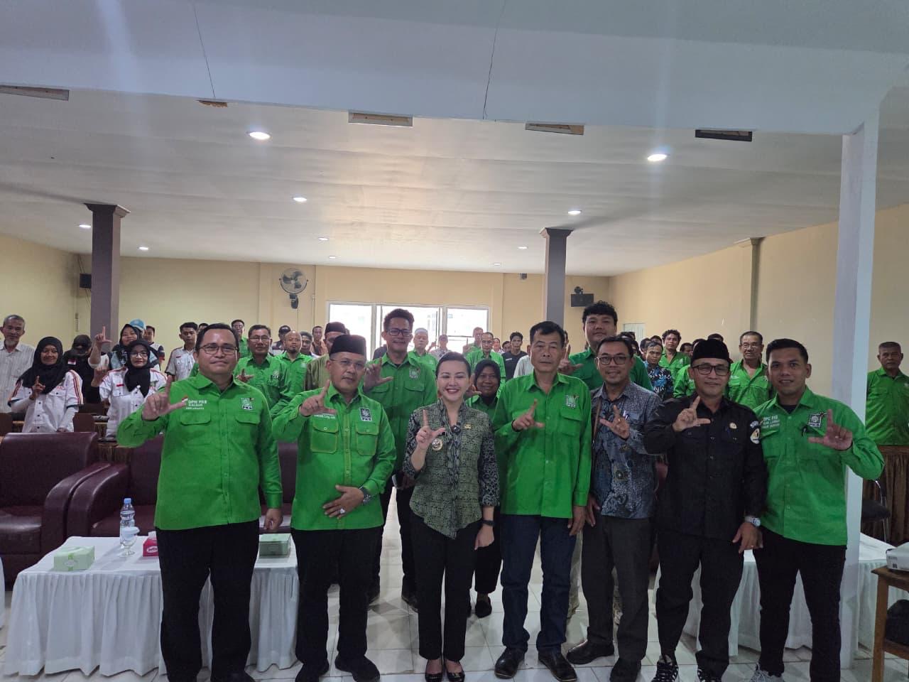 Bupati Landak Karolin Margret Natasa bersama jajaran pengurus DPW dan DPC PKB berfoto bersama usai kegiatan Orientasi Politik, Pengukuhan DPC PKB Kabupaten Landak, dan Musyawarah Kerja Cabang (Muskercab) di Hotel Hanura, Ngabang, Jumat (23/10/2026). Foto: Istimewa