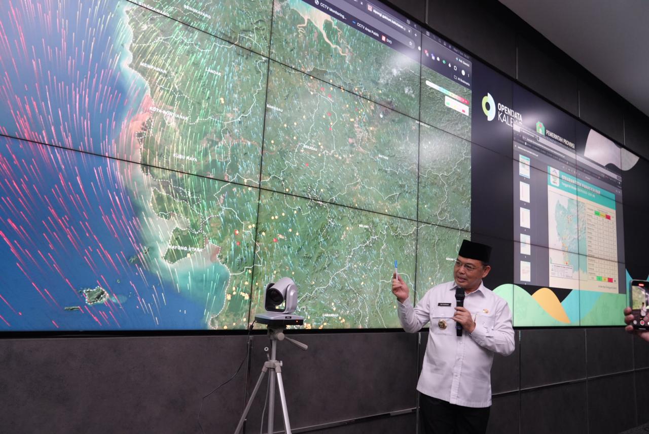 Gubernur Kalbar Ria Norsan pantau karhutla dan pergerakan arah angin dari Kalsel dan Kalteng menggunakan aplikasi SiPongi di Ruang DAR. Foto: Istimewa