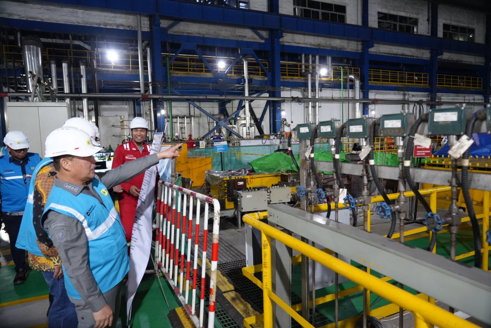 Gubernur Kalbar Ria Norsan meninjau langsung proses pemeliharaan PLTU Bengkayang di Kabupaten Bengkayang, Kamis (29/10/2026). Foto: Istimewa