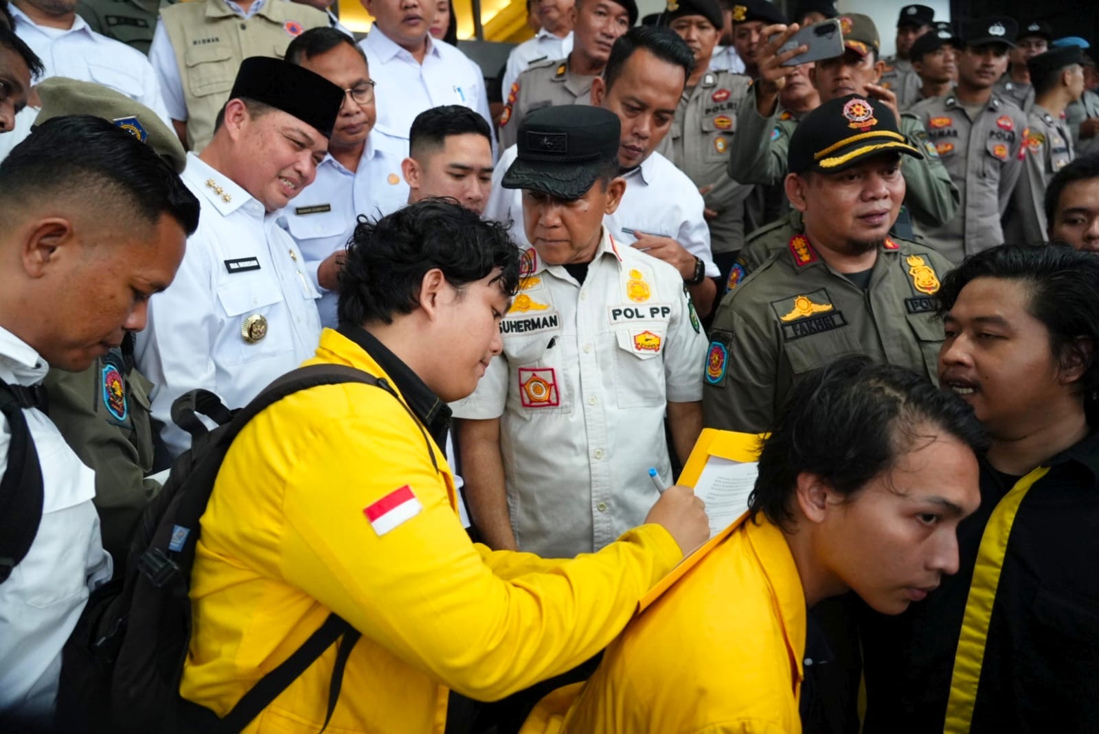 Mahasiswa menandatangani tuntutan saat aksi unjuk rasa di Kantor Gubernur Kalbar, Rabu (28/10/2026). Aksi tersebut menyoroti sejumlah persoalan daerah, mulai dari karhutla, distribusi BBM, hingga pembangunan infrastruktur. Foto: Istimewa