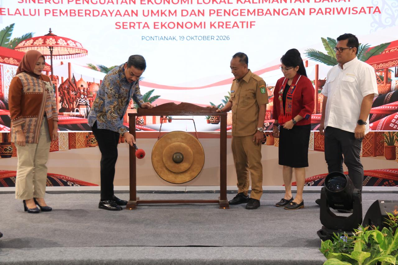 Menteri UMKM RI, Maman Abdurrahman, memukul gong sebagai tanda pembukaan kegiatan penguatan ekonomi lokal melalui pemberdayaan UMKM, pariwisata, dan ekonomi kreatif di Hotel Mercure Pontianak, Senin (19/10/2026). Foto: Istimewa
